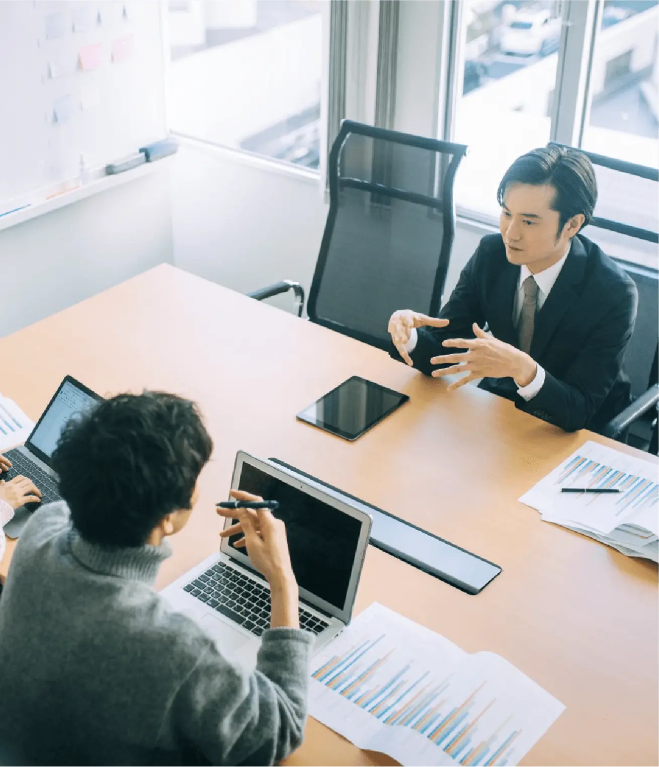 会議室での商談